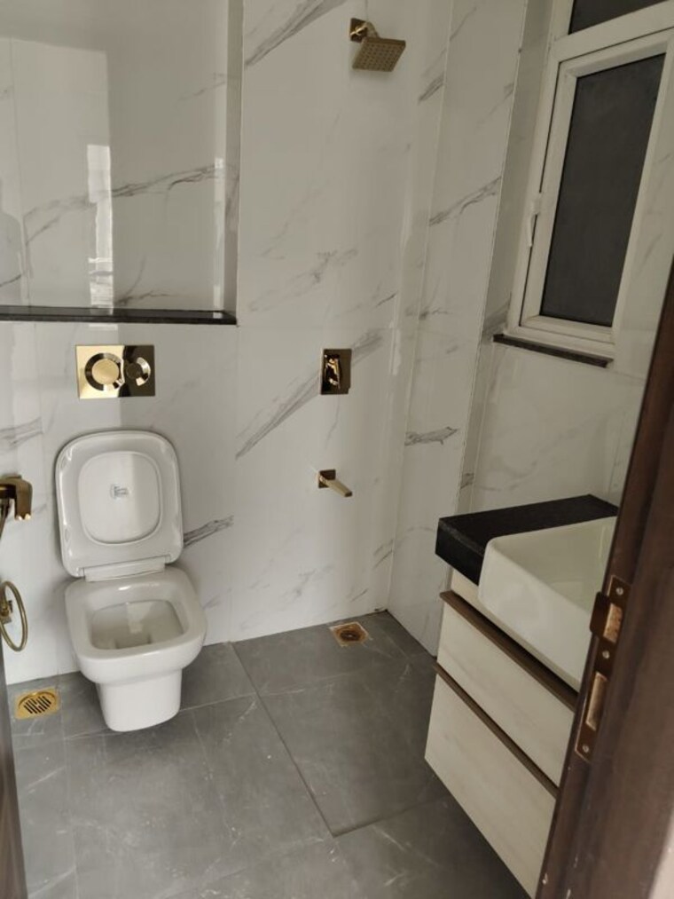 Bathroom, smart-world-orchard 3.5 Bedroom 1626 Sq.Ft. Apartment In Sector 61 Gurgaon 10173923