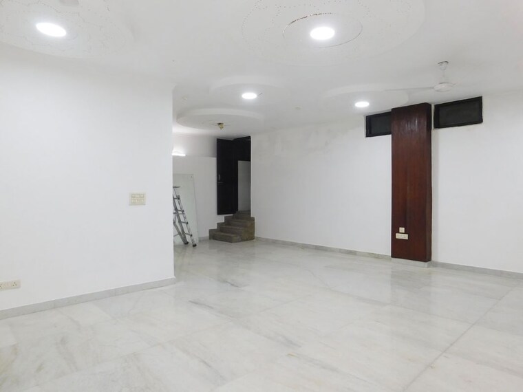 Room, pamposh enclave Commercial Office Space 1100 Sq.Ft. In Pamposh Enclave Delhi 10173818