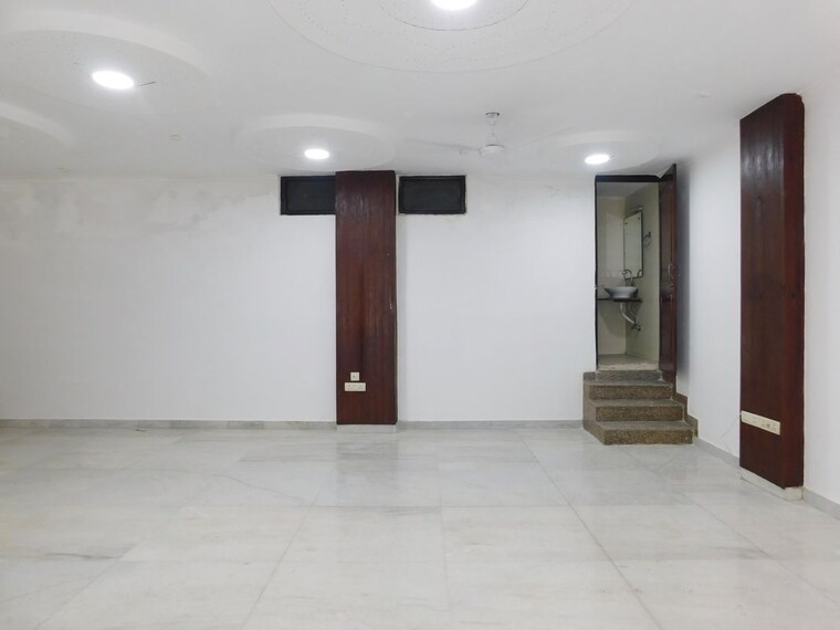 Room, pamposh enclave Commercial Office Space 1100 Sq.Ft. In Pamposh Enclave Delhi 10173818