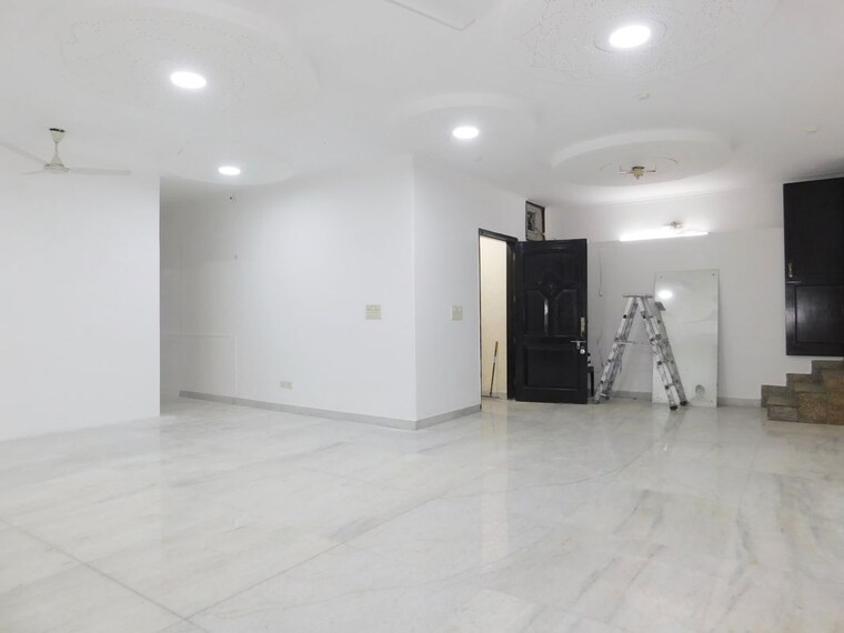 Room, pamposh enclave Commercial Office Space 1100 Sq.Ft. In Pamposh Enclave Delhi 10173818