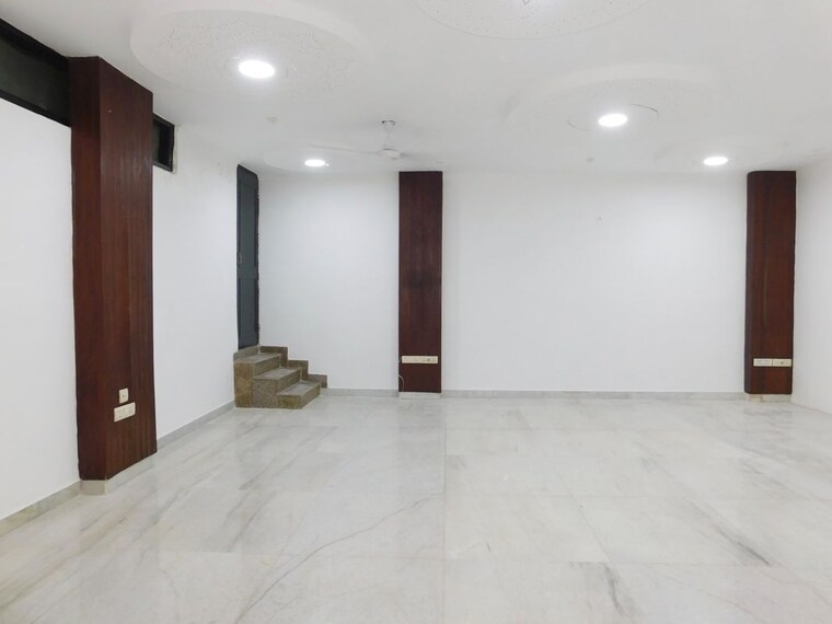 Room, pamposh enclave Commercial Office Space 1100 Sq.Ft. In Pamposh Enclave Delhi 10173818
