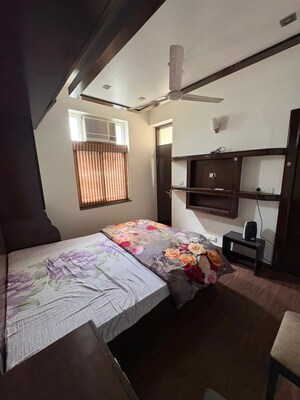 Bedroom in 3 BHK Apartment at DLF Silver Oaks, Sector 26 – for Rent