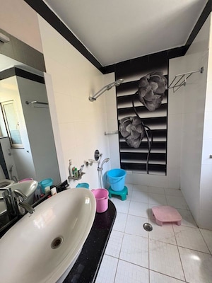 Team Area in 3 BHK Apartment at DLF Silver Oaks, Sector 26 – for Rent