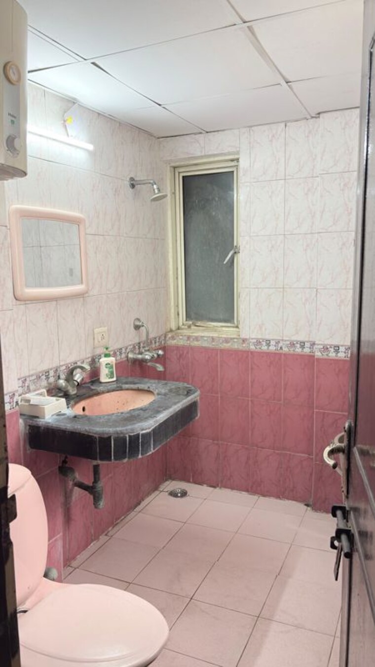 Bathroom, shipra-sun-tower 3 Bedroom 1655 Sq.Ft. Apartment In Shipra Suncity Ghaziabad 10174650