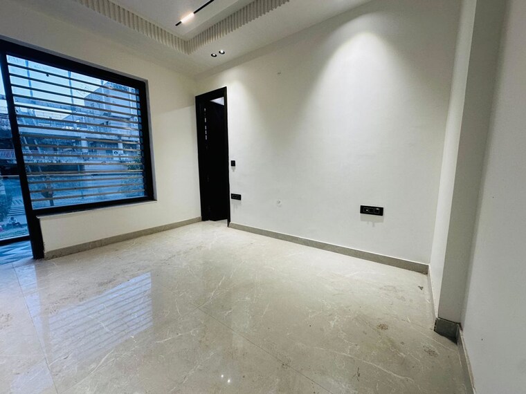 Room, bptp-district 3 Bedroom 180 Sq.Yd. Builder Floor In Sector 81 Faridabad 10174906