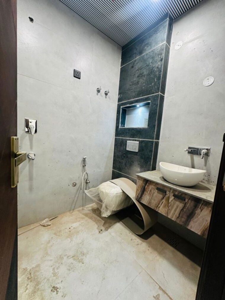 Bathroom, bptp-district 3 Bedroom 180 Sq.Yd. Builder Floor In Sector 81 Faridabad 10174906