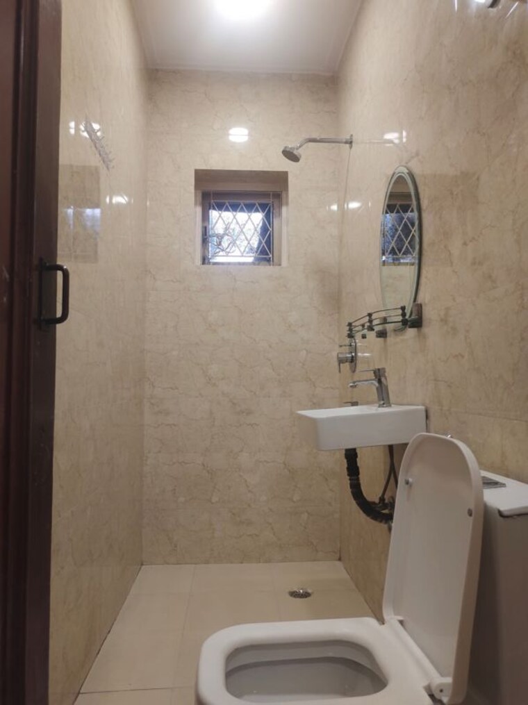 Bathroom, east of kailash 2 Bedroom 1600 Sq.Ft. Builder Floor In East Of Kailash Delhi 10174990