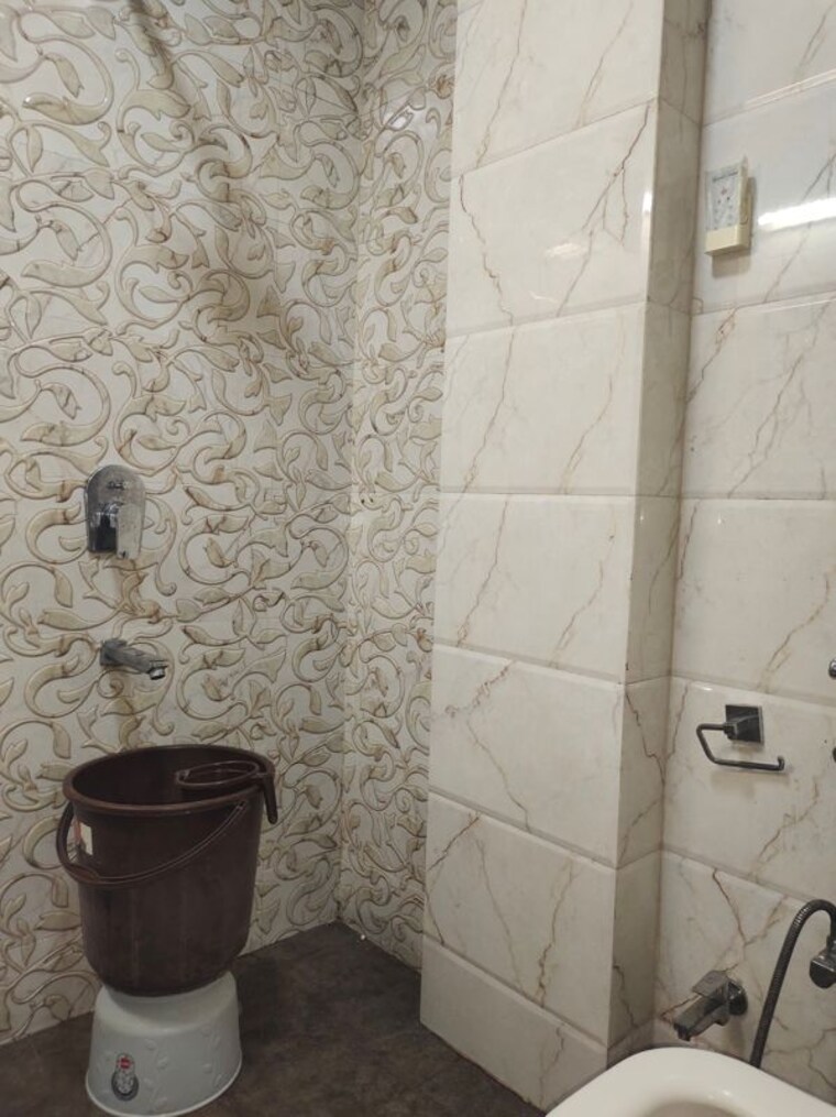 Bathroom, east of kailash 2 Bedroom 1350 Sq.Ft. Builder Floor In East Of Kailash Delhi 10174993