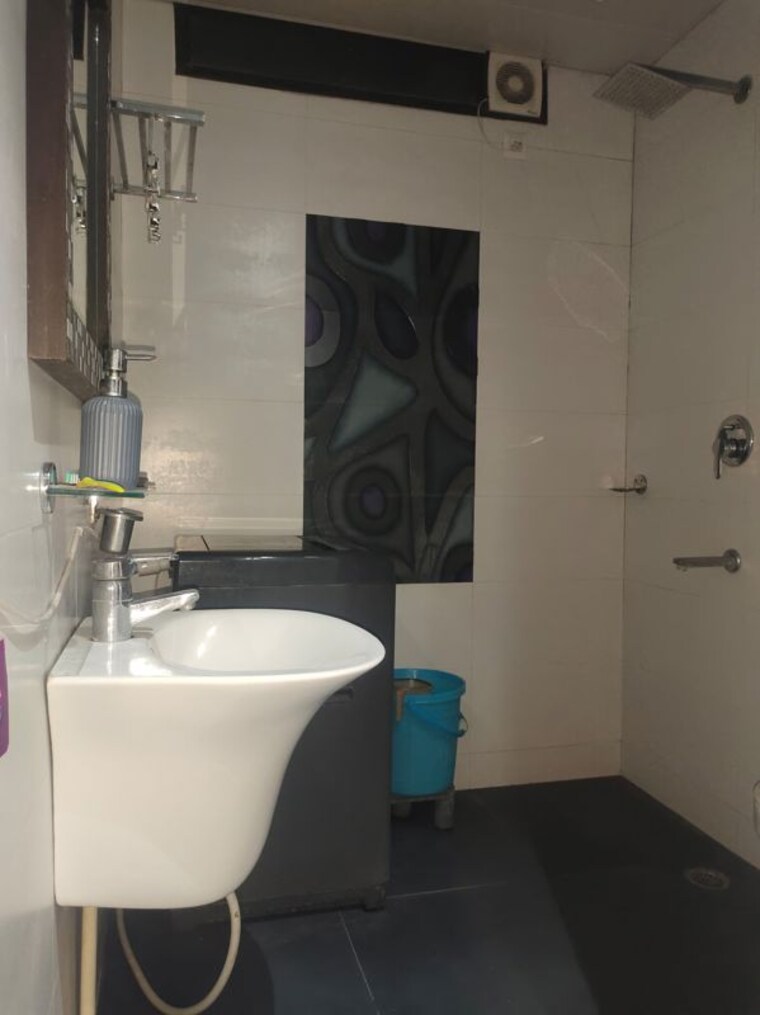 Bathroom, east of kailash 2 Bedroom 1350 Sq.Ft. Builder Floor In East Of Kailash Delhi 10174993