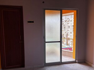 Room in 3 BHK Apartment at Kundan Plaza, Chinar Park – for Rent