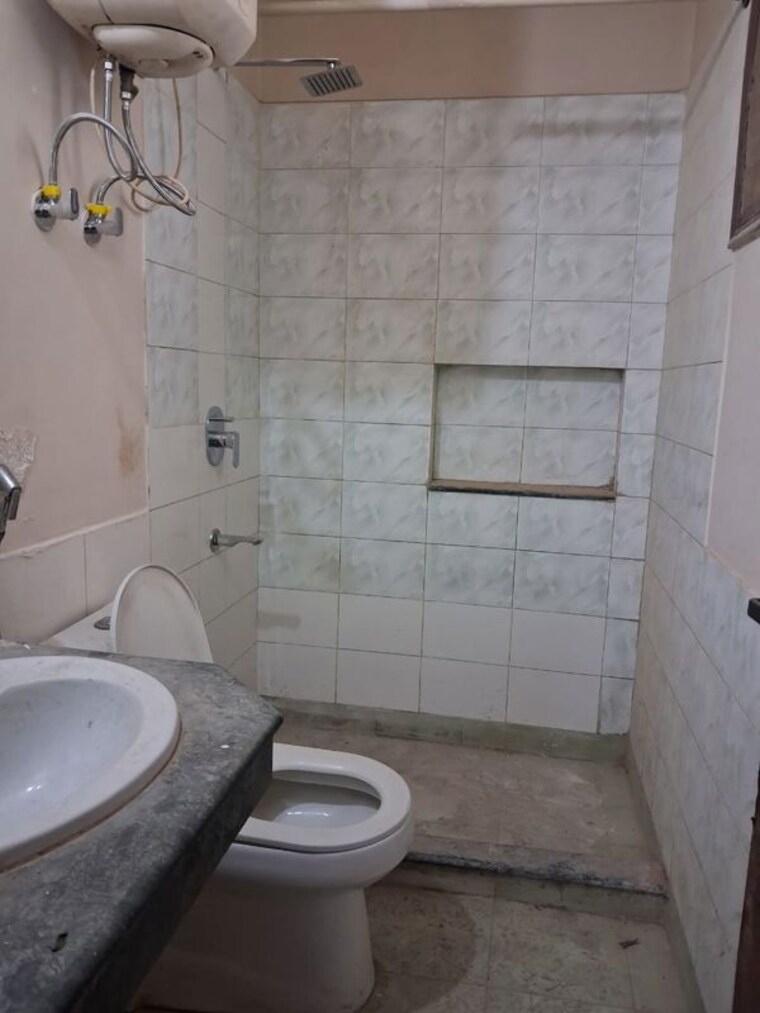 Bathroom, unitech-south-city-ii 2.5 Bedroom 1200 Sq.Ft. Builder Floor In Sector 50 Gurgaon 10175137