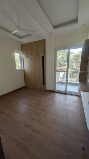 Room in 2 BHK Builder Floor at Aamwala – for Rent