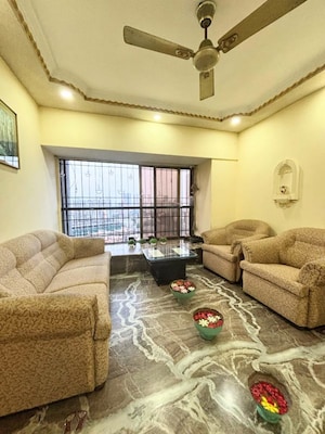 Bedroom in 2 BHK Apartment at Andheri West – for Rent