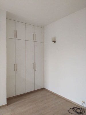 Room in 3.5 BHK Apartment at Ireo Uptown, Sector 66 – for Rent