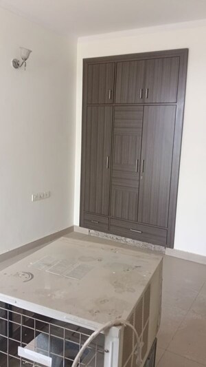 Room in 4 BHK Apartment at Sector 39 – for Rent