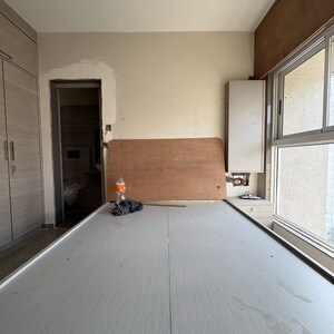 Room in 2 BHK Apartment at VS Royale 22, Vikhroli East – for Rent