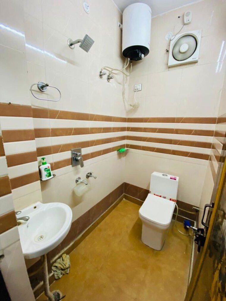 Bathroom, uttam nagar 2 Bedroom 2150 Sq.Ft. Independent House In Uttam Nagar Delhi 10175238