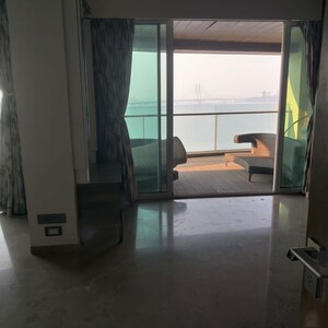 Room in 5 BHK Apartment at Prabhadevi – for Rent