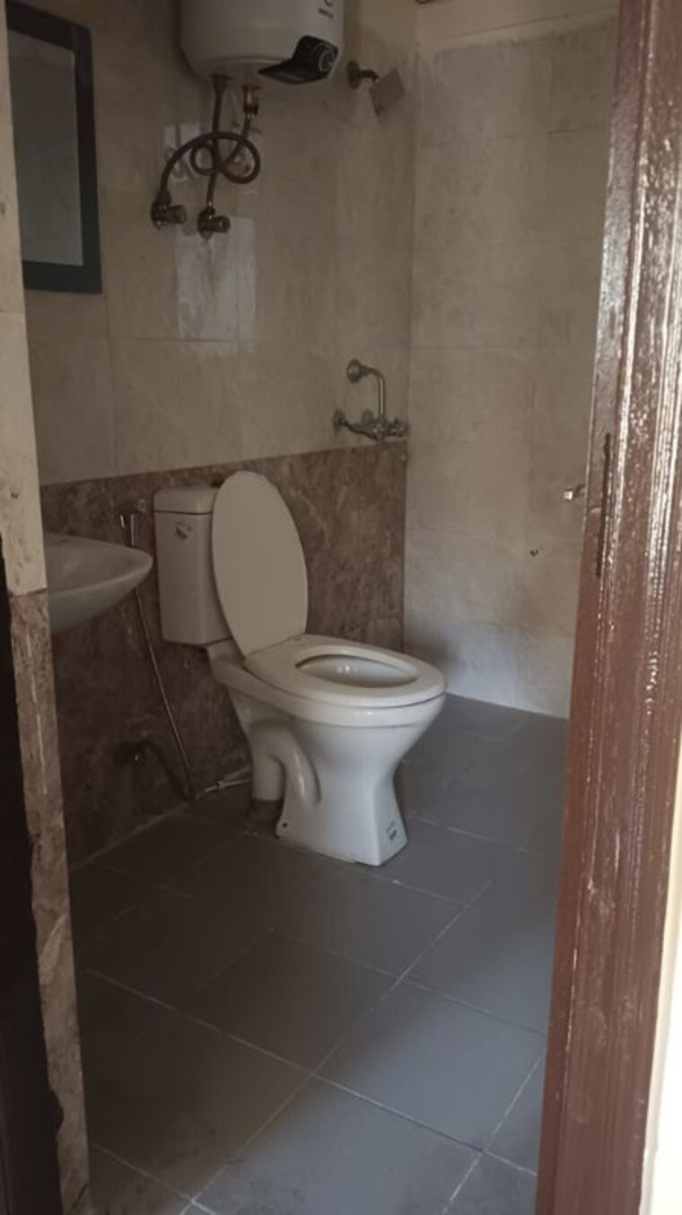 Bathroom, aims-golf-city 2 Bedroom 950 Sq.Ft. Apartment In Sector 75 Noida 10175394