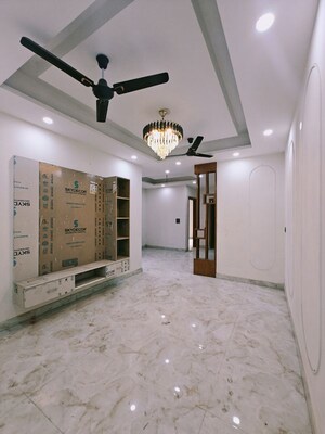 Room in 3 BHK Builder Floor at Sector 74 – for Sale