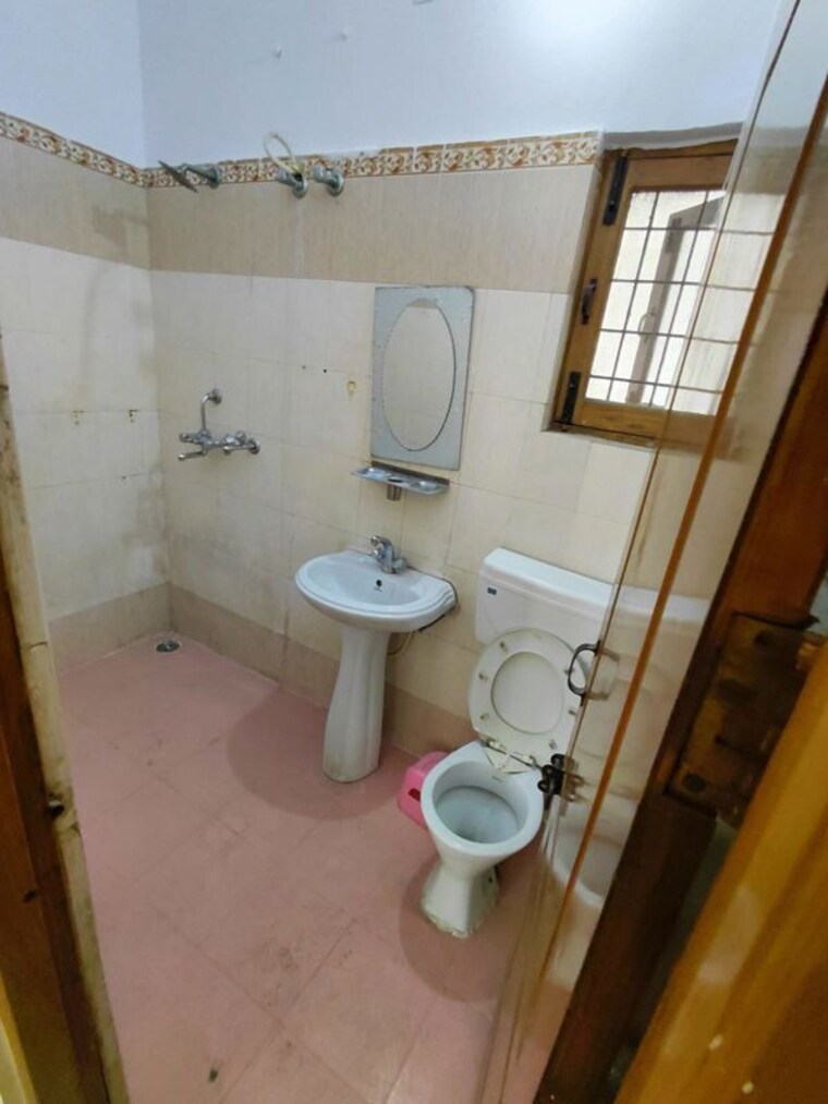 Bathroom, gms road 2 Bedroom 1300 Sq.Ft. Builder Floor In Gms Road Dehradun 10175437