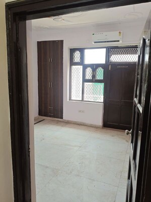 Room in 3 BHK Builder Floor at Sector 9 – for Rent