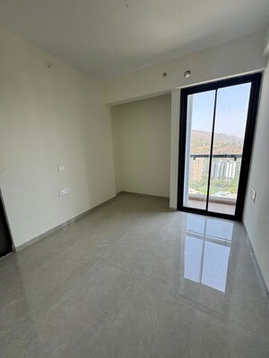 Room in 3 BHK Apartment at Kalpataru Elitus, Mulund West – for Rent
