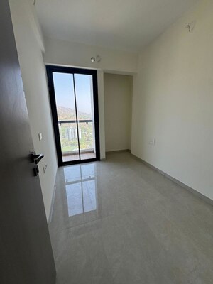 Room in 3 BHK Apartment at Kalpataru Elitus, Mulund West – for Rent