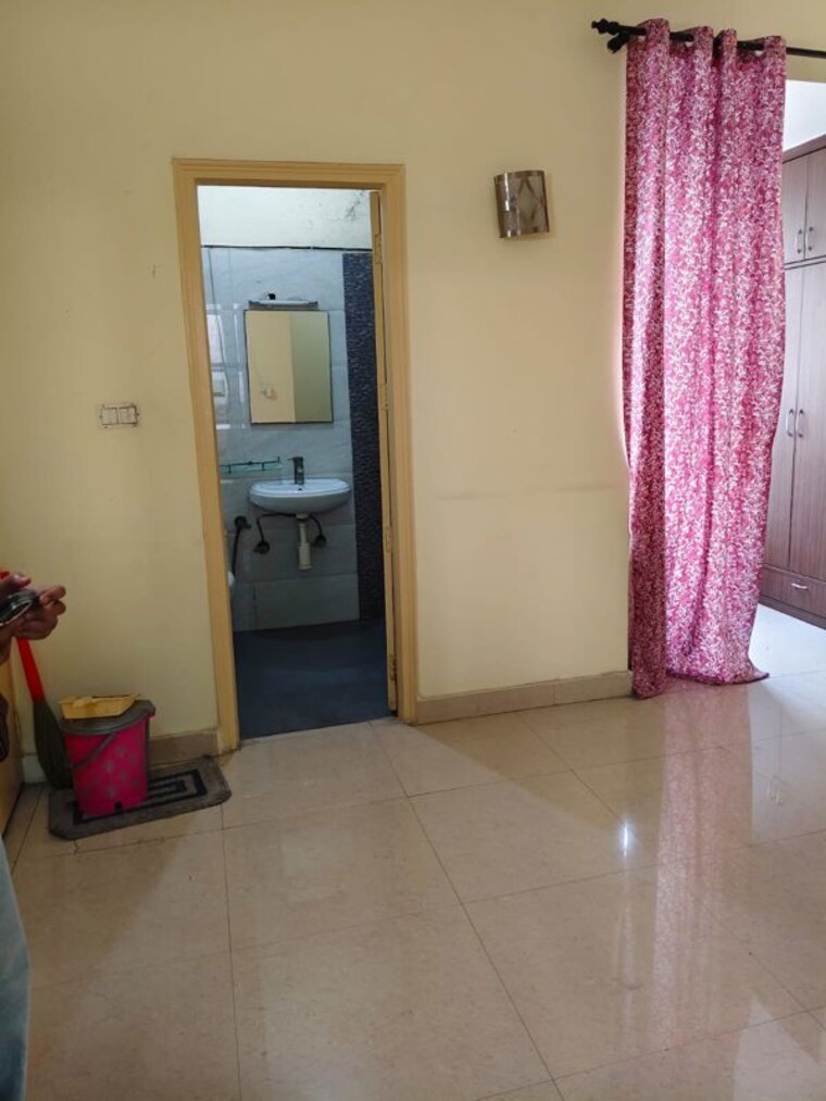 Room, rwa-apartments-sector-70 1 Bedroom 650 Sq.Ft. Builder Floor In Sector 70 Noida 10175500