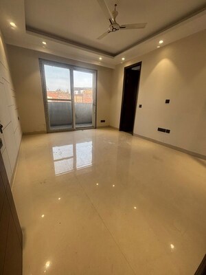 Room in 3 BHK Builder Floor at Saket – for Rent