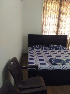 Bedroom in 5 BHK Apartment at DLF Super Mart 2, Sector 43 – for Sale