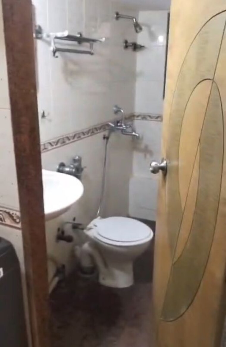 Bathroom, golden-heights-andheri-west 2 Bedroom 900 Sq.Ft. Apartment In Andheri West Mumbai 10175629