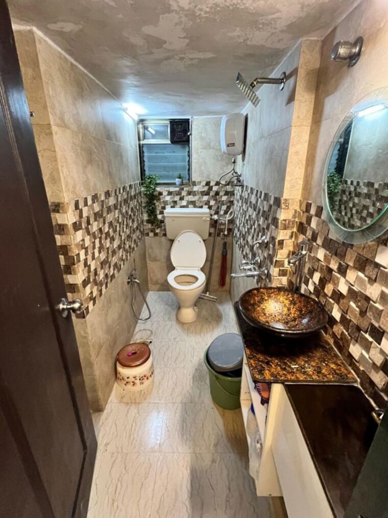 Bathroom, versova 2 Bedroom 800 Sq.Ft. Apartment In Versova Mumbai 10175625