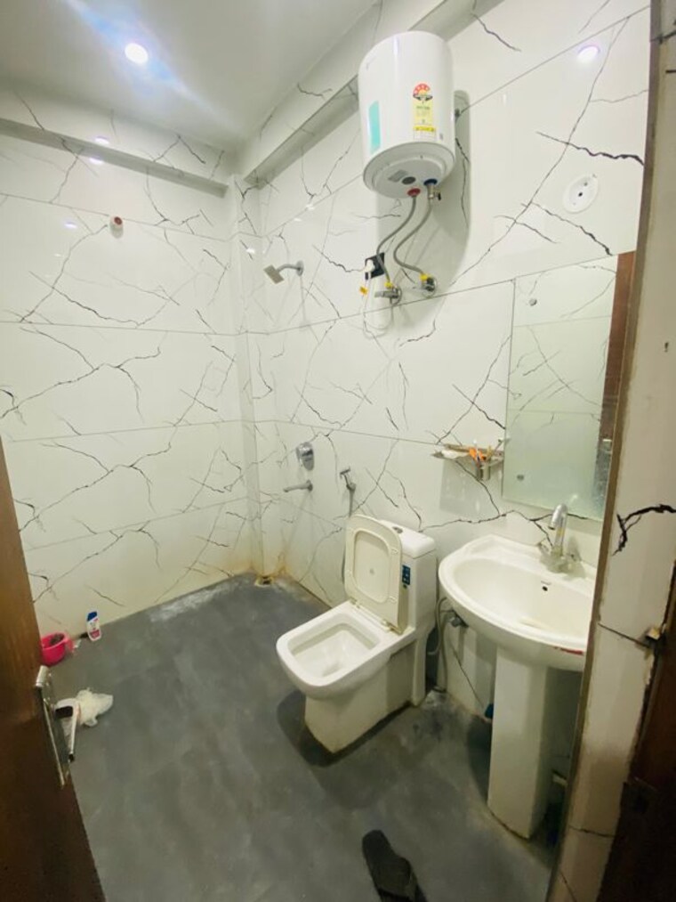 Bathroom, delta i greater noida 2 Bedroom 120 Sq.Mt. Builder Floor In Delta I Greater Noida Greater Noida 10175690