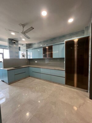 Room in 4 BHK Builder Floor at Green Fields Colony – for Rent