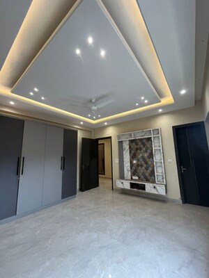 Building Lobby in 4 BHK Builder Floor at Green Fields Colony – for Rent