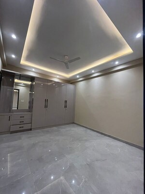 Room in 4 BHK Builder Floor at Green Fields Colony – for Rent