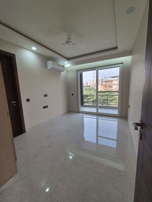 Room in 3 BHK Builder Floor at Sector 52 – for Rent