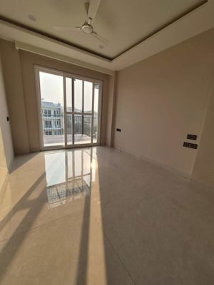 Room in 3 BHK Builder Floor at Sector 52 – for Rent