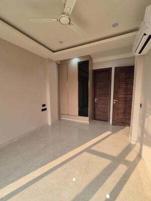 Building Lobby in 3 BHK Builder Floor at Sector 52 – for Rent