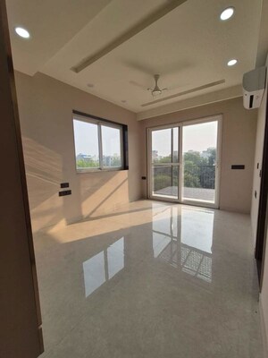 Room in 3 BHK Builder Floor at Sector 52 – for Rent