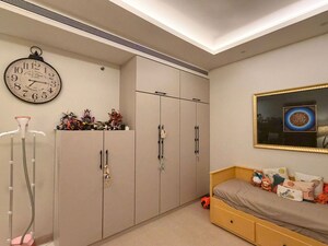 Room in 3 BHK Apartment at Oberoi Realty Splendor, Andheri East – for Sale
