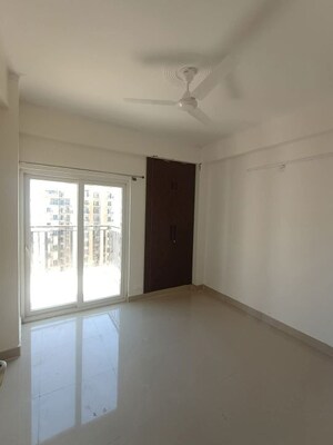 Room in 2 BHK Apartment at Amrapali Terrace Homes, Tech Zone 4 Greater Noida – for Rent