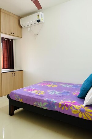 Bedroom in 3 BHK Builder Floor at Kondapur – for Rent