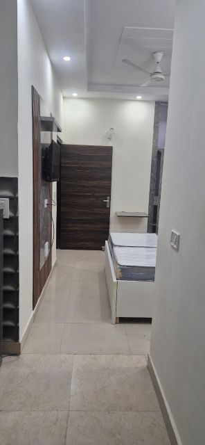 1 Rk  450 Sq.Ft. Builder Floor in Maple Heights