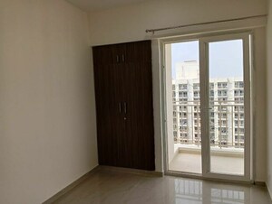 Room in 3 BHK Apartment at Mahagun Mantra I, Sector 10 Greater Noida – for Rent