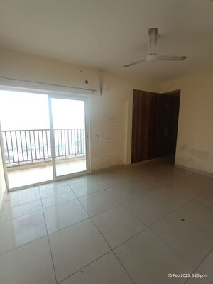 Room in 2 BHK Apartment at Panchsheel Greens II, Sector 16 Greater Noida – for Rent