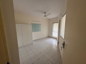 Room in 5 BHK Apartment at Richmond Road – for Rent