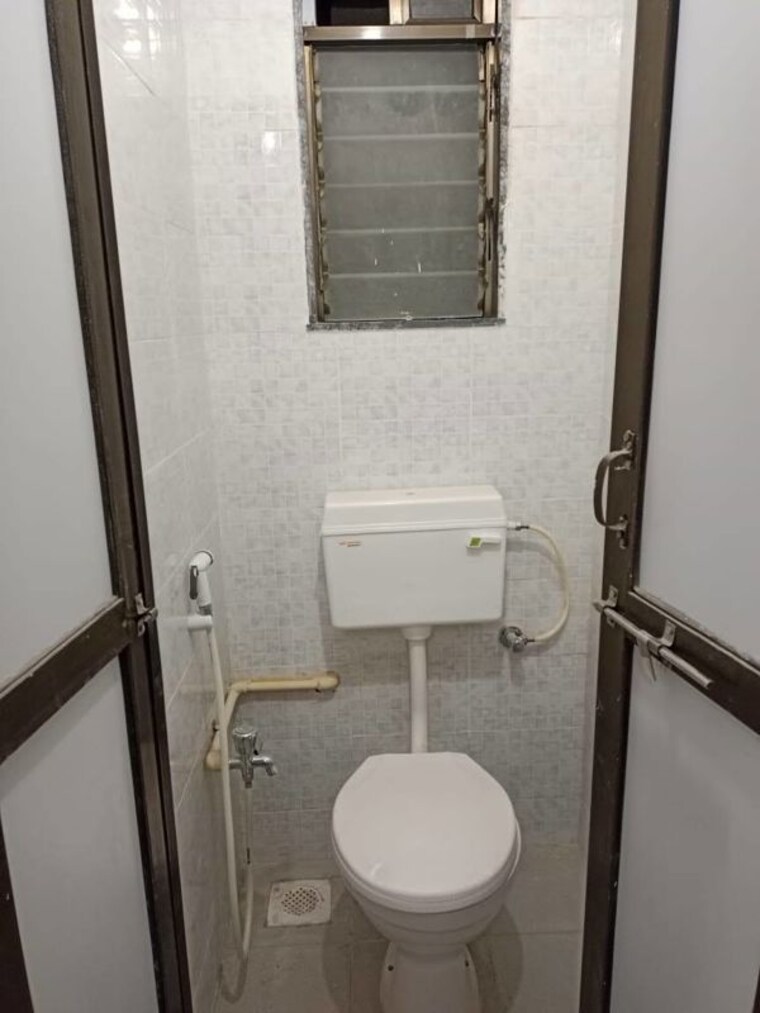 Bathroom, sra-mahalaxmi-building 1 Bedroom 350 Sq.Ft. Apartment In Mahalaxmi Mumbai 10176120