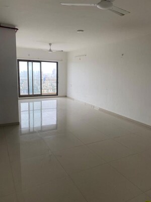 Room in 4 BHK Apartment at Malad East – for Sale